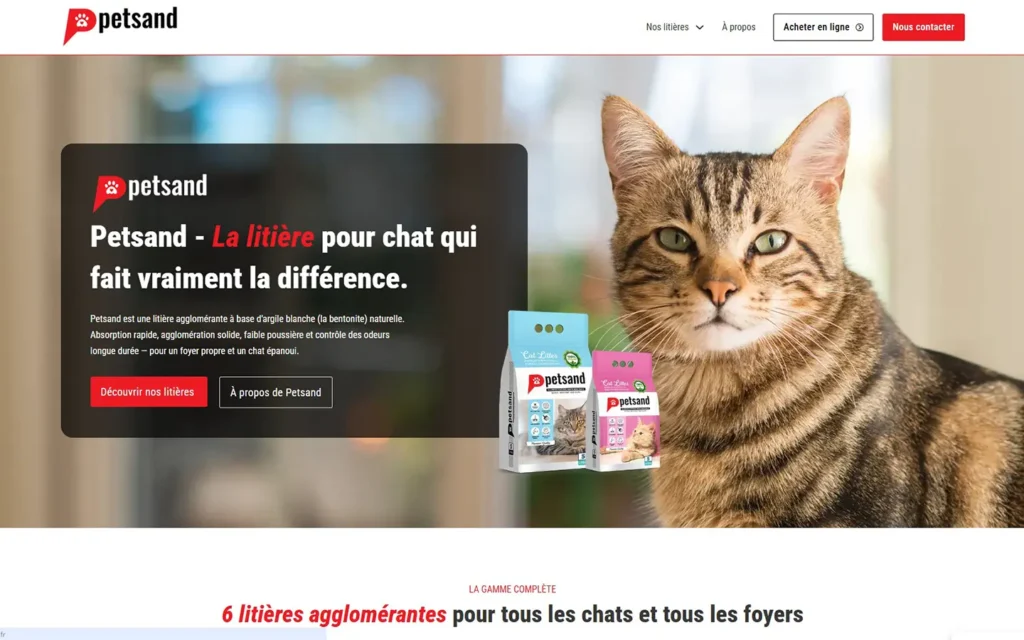Page d'accueil du site vitrine Petsand avec hero image, packagings litière agglomérante pour chat et chat tigré en arrière-plan — création Multiverse Web